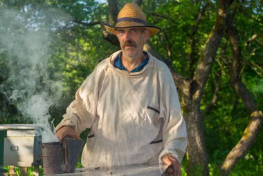 İş yerinde, Ukraynalı arıcı portresi