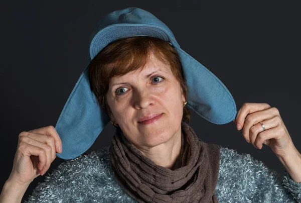 Portret Kryty Dojrzałe Kobiety Blue Cap Jest Szczęśliwy — Zdjęcie stockowe