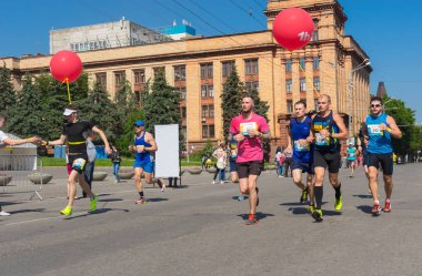Dnepr, Ukrayna - 22 Mayıs 2016:Group semt 21 Mayıs 2016 cadde üzerinde 