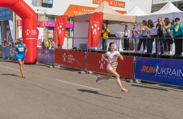 Dniepr Ukraina Maja 2016 Woman Pośpiechu Mety Podczas Wyścigu Interipe — Zdjęcie stockowe