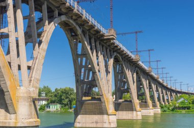Şehrin merkezine aynı adı, Ukrayna Dnipro Nehri üzerinde köprü eski bir Merefo Hersonsky, yatay yaz kemerli