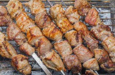 Kebab - Gürcü yemeği etli açık yanan Karbonlar üzerinde pişmiş