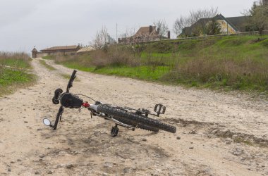 Eski bisiklet bir kötü makadam ülke yolda yalan 