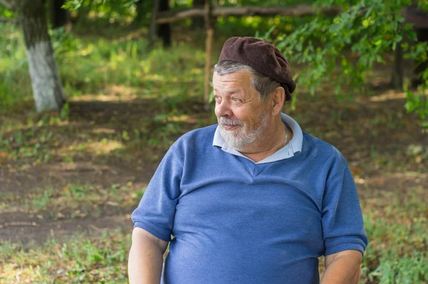 Открытый Портрет Бородатого Улыбающегося Пожилого Человека Тени Деревьев — стоковое фото