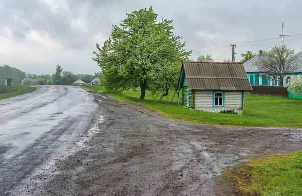 Krajobraz Studniowej Jako Mały Drewniany Dom Poboczu Drogi Lyubka Village — Zdjęcie stockowe