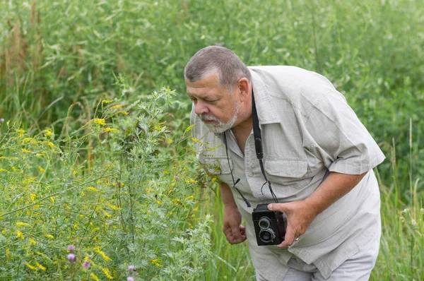 Retrato Aire Libre Hombre Mayor Barbudo Mirando Flor Silvestre Antes — Foto de Stock