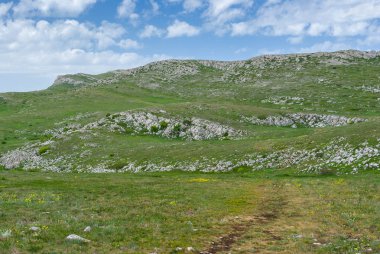 Güzel bahar yatay bir Chatyr-Dah dağlık massif, Kırım yarımadası üzerinde