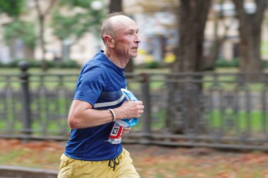 Dnipro, Ukrayna - 16 Eylül 2018: bir şehir Atb Dnipro maraton 21 km mesafe sırasında sokak üzerinde çalışan üst düzey adam 