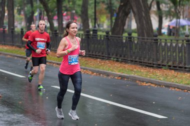 Dnipro, Ukrayna - 16 Eylül 2018: Grup adam 21 km mesafe Atb Dnipro Marathon Dnipro City sırasında kadını takip