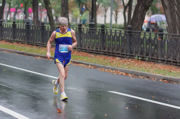乌克兰 Dnipro 2018年9月16日 Atb Dnipro 马拉松21公里的距离内在城市街道上奔跑的资深男子 — 图库照片