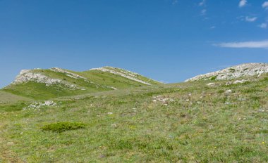 Chatyr-Dah dağlık massif Kırım Yarımadası'nda huzurlu bahar peyzaj