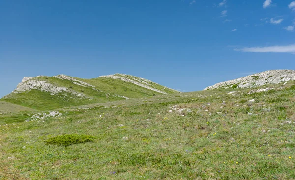 Chatyr-Dah dağlık massif Kırım Yarımadası'nda huzurlu bahar peyzaj
