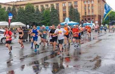 Dnipro, Ukrayna - 20 Mayıs 2018: Grup katılımcıların su sırasında 