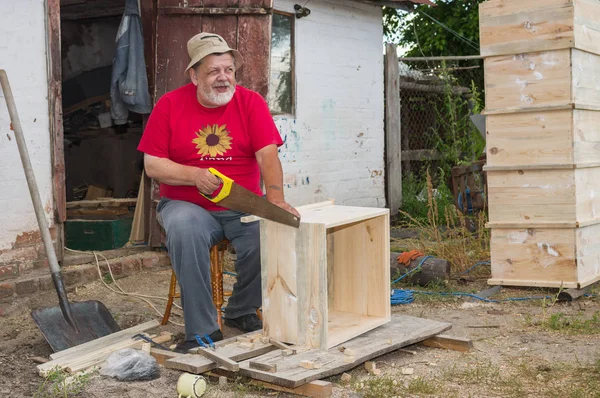 Feliz Campesino Ucraniano Haciendo Colmenas Para Venderlas Mercado Ganar Algo — Foto de Stock