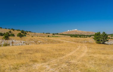 Ai-Petri dağ yeri Kırım Yarımadası'nda güneşli autumanl peyzaj