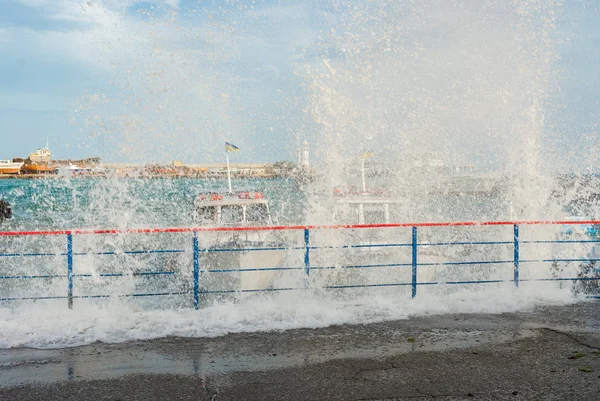 Vague Lourde Brisée Sur Mouillage Bateaux Plaisance Dans Ville Yalta — Photo