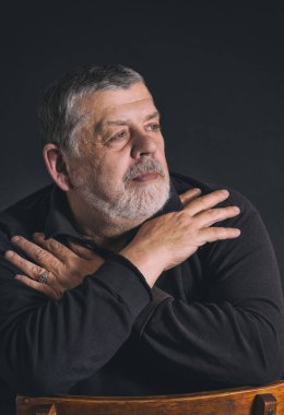 Karanlıkta meditasyon sakallı beyaz adam güzel düşük anahtar portresi