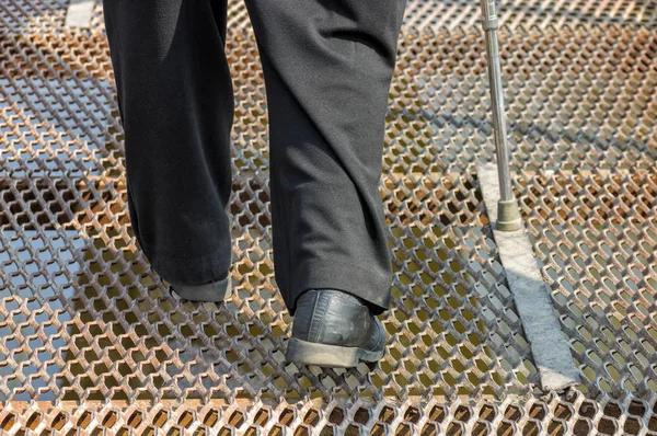 Homem Vestindo Velhos Sapatos Arranhados Fazendo Passo Duro Uma Superfície — Fotografia de Stock