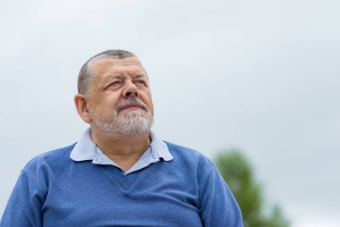 Umutla bakan sakallı üst düzey birisi açık portresi