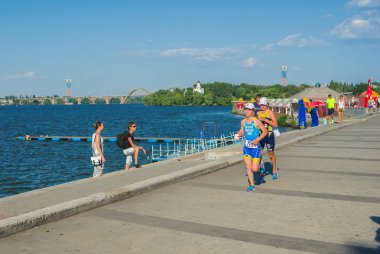 Dnepropetrovsk, Ukrayna - 06 Temmuz 2013: İki katılımcılar triatlon kadın yarış sırasında Ukrayna şehir sokakları, Triatlon Şampiyonası açıldı 