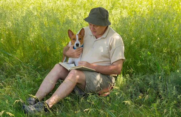Зрелый Человек Читает Молодой Собаке Интересную Книгу Тенью Деревьев Весенний — стоковое фото