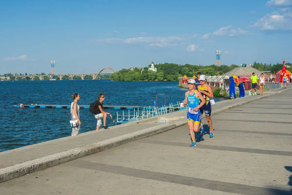 Dnepropetrovsk Ucrania Julio 2013 Dos Participantes Carrera Triatlón Femenino Las — Foto de Stock