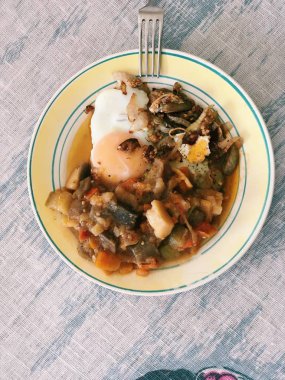 Sahanda yumurta ve bir tabakta sebze