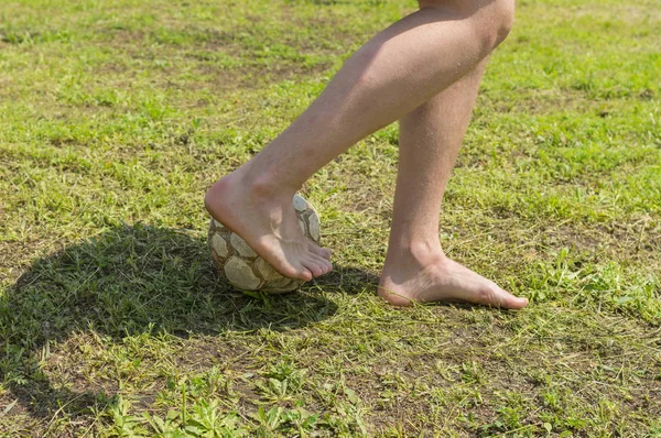 Barefoot Amateur Voetballer Oud Slecht Veld Met Shabby Bal — Stockfoto