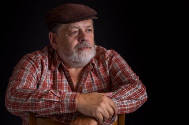 Düşük anahtar ekose desenli gömlek ve bitkin kap giyen yaşlı Ukrayna köylü portresi