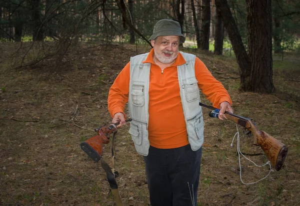 Portrait Extérieur Chasseur Senior Avec Deux Fusils Dans Forêt Pins — Photo