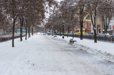 Dnepropetrovsk, Ukrayna - 19 Ocak 2016: Karl Marx avenue iş günü kış sezonu, buz ve kar ile kaplı Dnepropetrovsk şehrinin