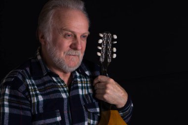 Mandolin ile sakallı yaşlı adam portresi