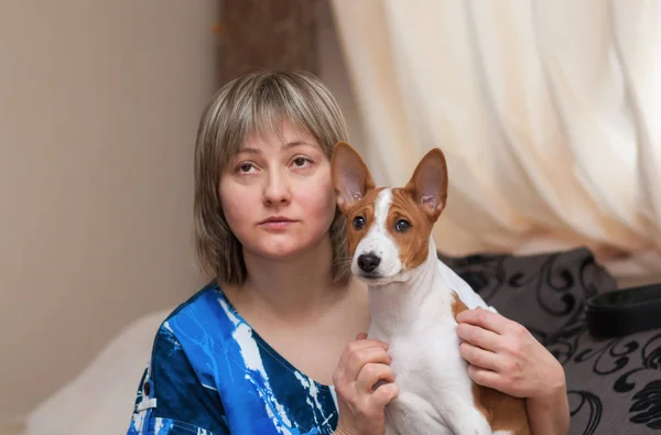 Retrato Mujer Hermosa Con Cachorro Basenji —  Fotos de Stock