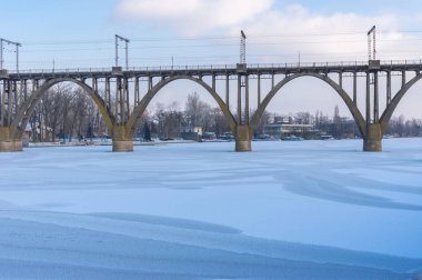 Kemerli Köprü'kış nehir Dnepr Dnepropetrovsk City, Ukrayna