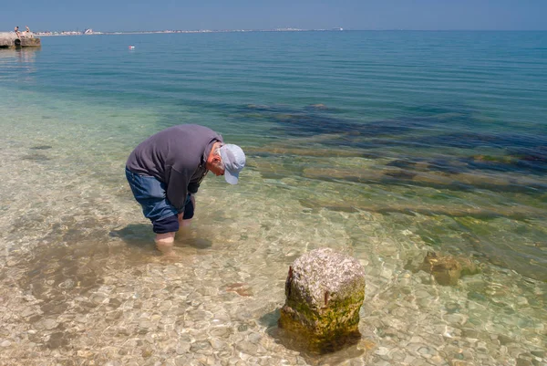 Man Wet Foots Cold Black Sea Spring Season — Stock Photo, Image