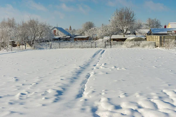 Alan kış manzarası kar üzerinden yaya yolu ile kaplı