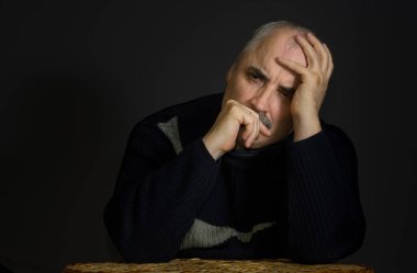 Düşük anahtar düşünceli olgun adam portresi