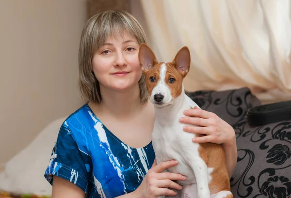 美丽的妇女与 Basenji 小狗的室内画像 — 图库照片