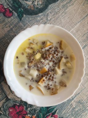 Kase pişmiş buğday süt ve armut - üstten görünüm