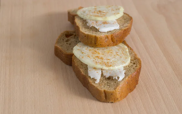 Panino Tradizionale Ucraino Fetta Pane Con Strutto Cipolla Ricoperta Paprica — Foto Stock