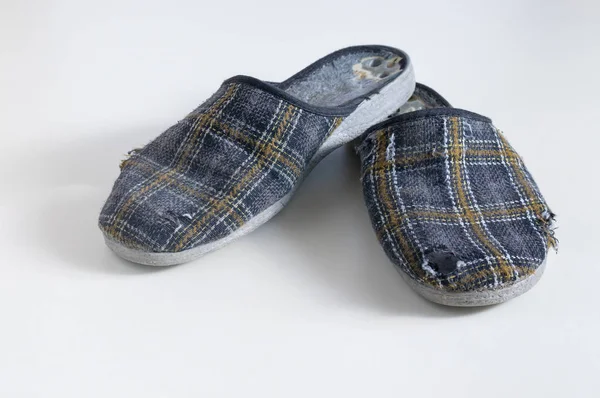 Oude Versleten Lage Hakken Sloffen Slippers Een Lichte Achtergrond — Stockfoto