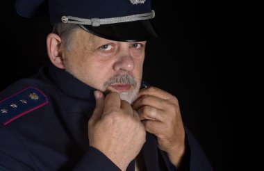 Polis üniforması içinde düşük anahtar büyük adam portresi