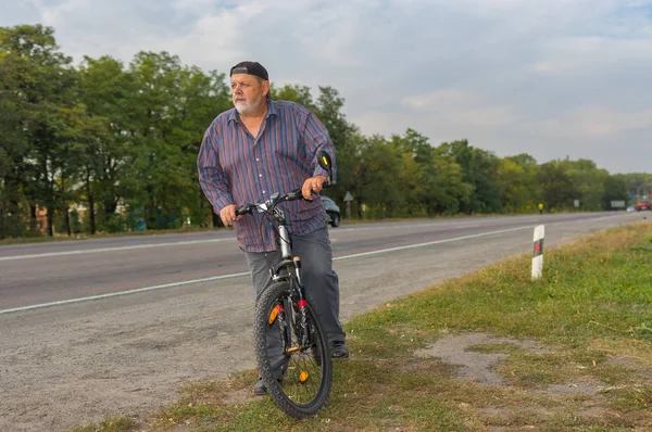 Dnepropetrovsk, Ukrayna - 05 Ekim 2015: Sakallı komuta sizde bicycl üzerinde binmek üzere yol üzerinde