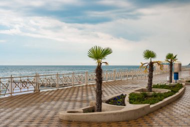 Aluşta, Ukrayna - 21 Mayıs, 2013:Empty Karadeniz-açık bahar mevsimi yağışlı hava sonra Aluşta şehri orta kısmında