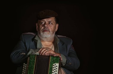 Bir emekli askeri ihtiyarla umutla bakıyor acordian portresi (düşük anahtar)