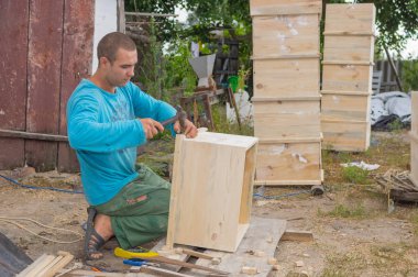 Mala Rublivka, Ukrraine - 29 Ağustos 2014: arı kovanı piyasada satmak ve aile yemek için biraz para kazanmak için yapmak için zavallı Ukrayna köylü