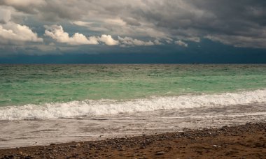 Sonbahar sezonu, Karadeniz kıyısında dramatik Waterscape