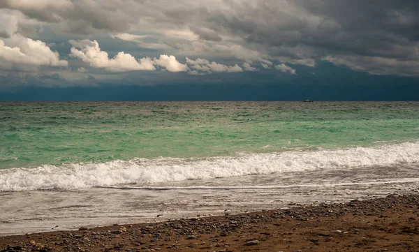 Sonbahar sezonu, Karadeniz kıyısında dramatik Waterscape