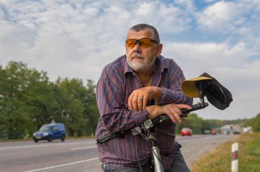 Açık bisiklet ile sakallı bir üst düzey adam portresi