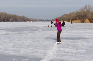Dnepropetrovsk, Ukrayna - 26 Ocak 2014: bir donmuş nehir Dnepr paten genç kız eğitim yeni öğe